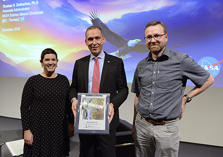 Thomas Zurbuchen (al centro), direttore delle ricerche presso la Nasa, consegna ai membri di maxon SpaceLab una targa di riconoscimento per il contributo alla missione Mars2020. Immagine: maxon